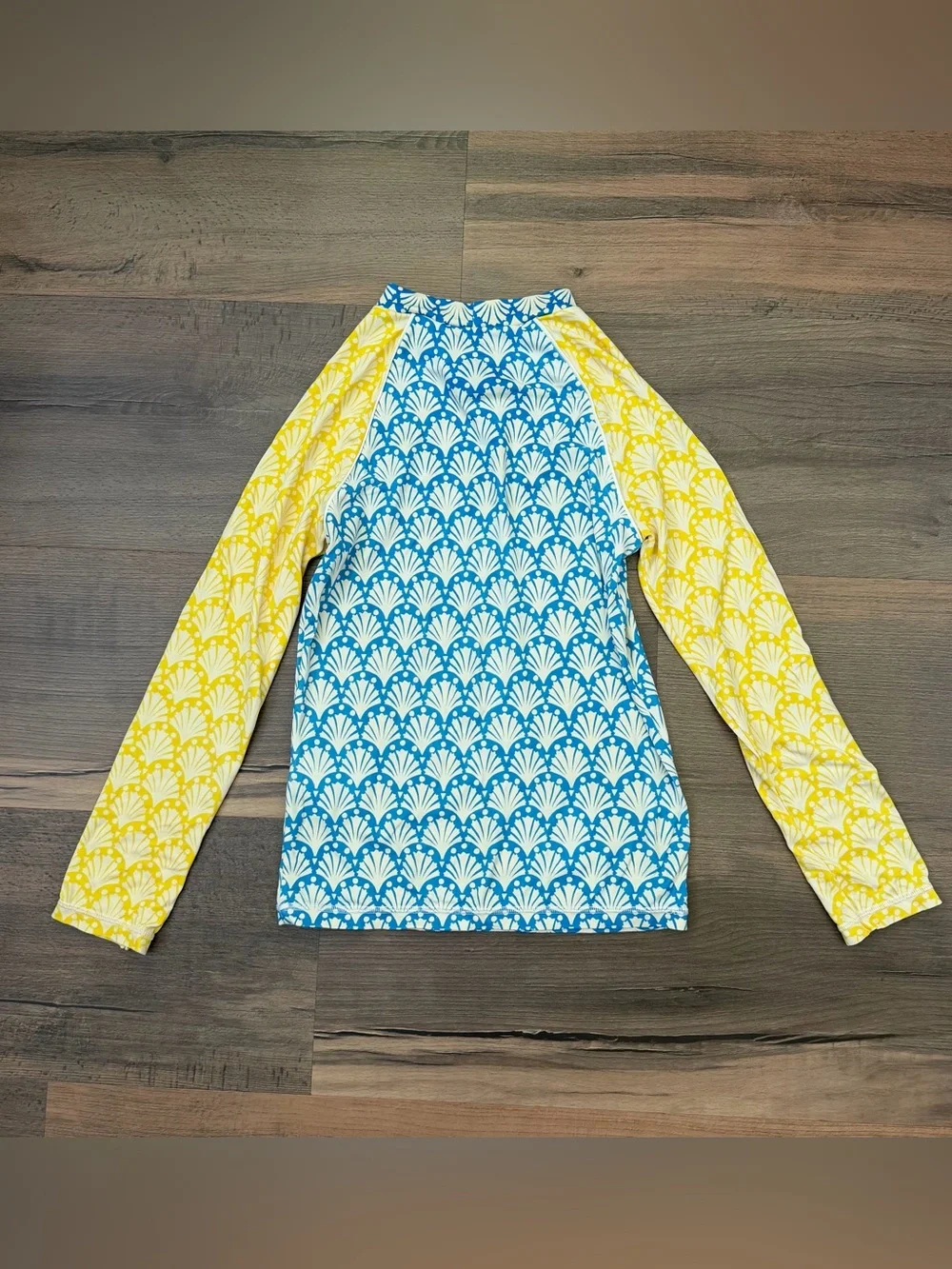 Boden Youth Long Sleeve Scallop Shell Print Long Sleeve Rash Guard Sz 9-10